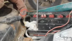 Aki Motor Berkarat? Atasi Baut Jamur & Karat Sekarang!