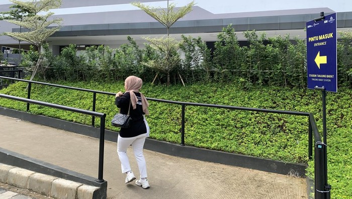 Akses Baru Stasiun Tanjung Barat: Jauh & Ribet? Pengguna Komplain!