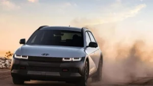 Aman Berkendara Mobil Listrik Saat Hujan? Ikuti Tips Ini!