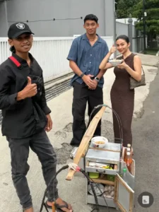 Ariel Tatum & Daffa Wardhana: Romantis Nikmati Chuanki Pinggir Jalan