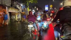 Banjir Mampang Jaksel Malam Ini, Jalan Raya Macet Total