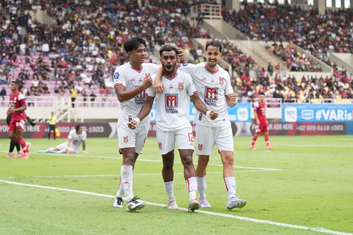 Bojan Hodak Ungkap Rahasia: Persib Tertarik Sayuri Bersaudara