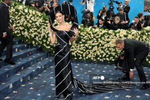 Demi Moore: Gaun Dasi Met Gala 2025 Bikin Pangling!