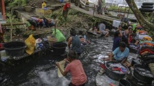 Emak-emak Mandi & Cuci di Kolam Wisata, Air Bersih?