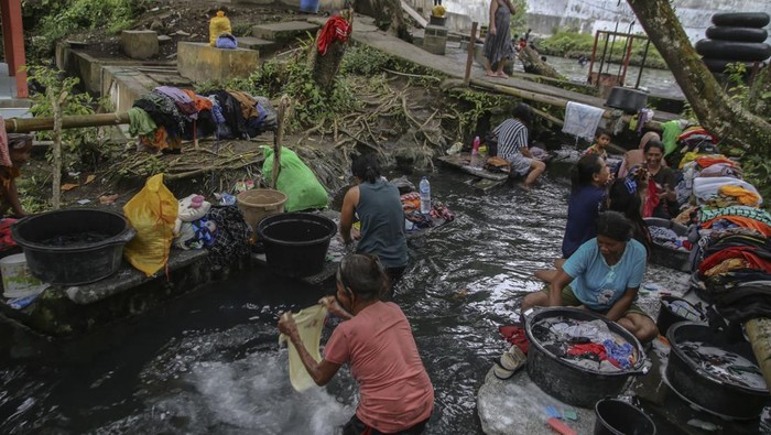 Emak-emak Mandi & Cuci di Kolam Wisata, Air Bersih?