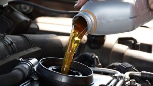 Ganti Oli Mobil: Jarak Tempuh atau Waktu Pakai? Yang Lebih Penting?