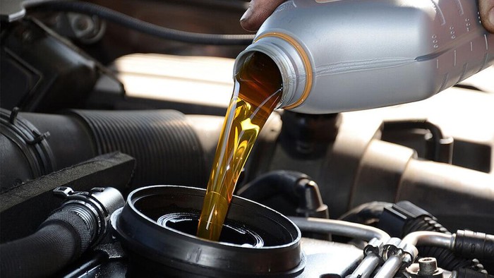 Ganti Oli Mobil: Jarak Tempuh atau Waktu Pakai? Yang Lebih Penting?
