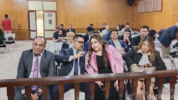 Gugatan Lisa Mariana: Ridwan Kamil Absen, Sidang Ditunda?