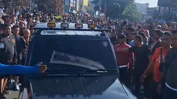 Heboh! Mobil Nekat Masuk CFD Margonda Depok, Disambut Protes Warga