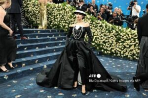 Jennie BLACKPINK Met Gala 2025: Tuxedo Dress Memukau