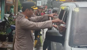Kapolres Sumedang Berbagi Takjil, Amankan Ngabuburit Jatinangor
