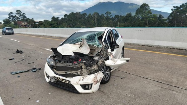 Kecelakaan Maut Tol Bogor-Sukabumi: Mobil Ringsek Tabrak Truk
