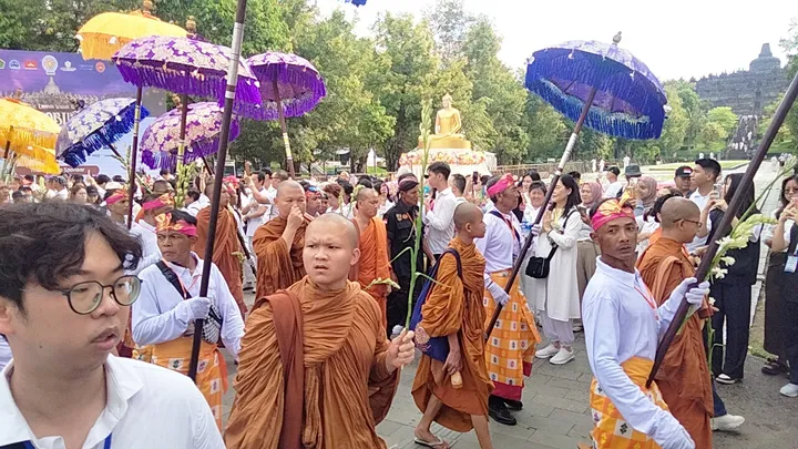 Kirab Waisak Mendut-Borobudur: Ribuan Umat Buddha Meriahkan Perayaan Suci