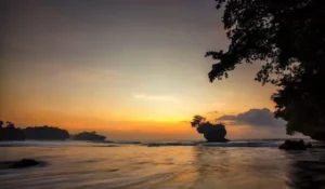 Liburan Keluarga: 3 Pantai Jawa Barat Terindah & Murah