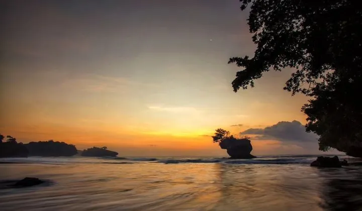 Liburan Keluarga: 3 Pantai Jawa Barat Terindah & Murah