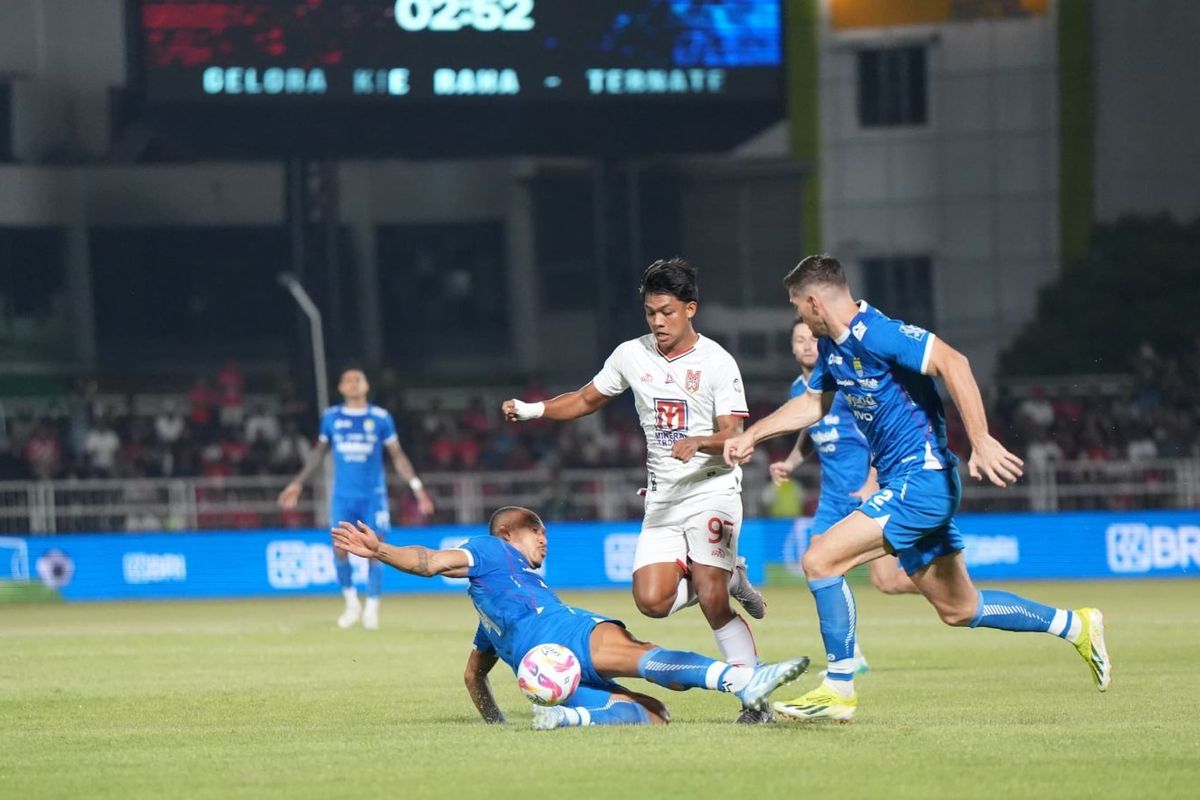 Malut United vs Persib Bandung: Babak Pertama Sengit, Imbang 0-0