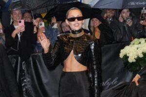 Miley Cyrus Met Gala 2025: Crop Top Hitam Sensasional