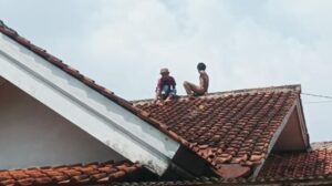 ODGJ Panjat Rumah Warga Bogor: Kisah Menyeramkan Semalaman