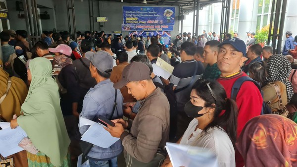 Pemutihan Pajak Kendaraan: Antrean Panjang, Petugas Samsat Kelelahan