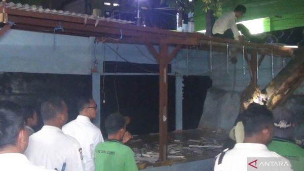 Penggerebekan Posko Ormas! Polisi Buru Preman Pasar Kramat Jati