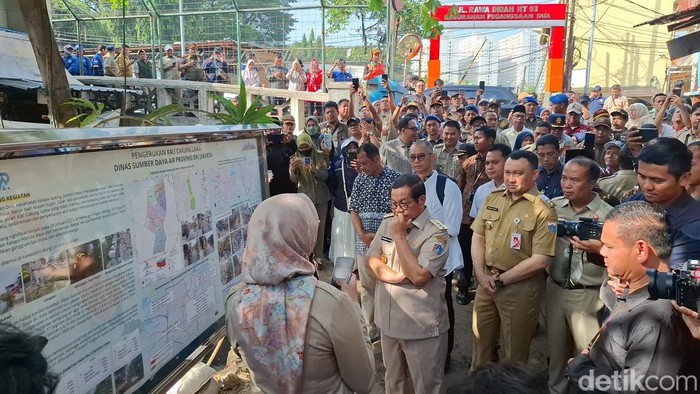 Pramono Tinjau Pengerukan Kali Cakung: Solusi Banjir Kelapa Gading?