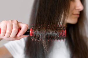 Rahasia Menyisir Rambut: 6 Tips Anti Rambut Patah