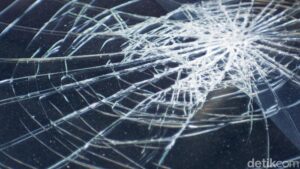 Rem Blong! Truk Terobos Flyover Slipi, Tabrak 4 Mobil