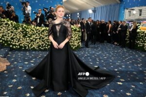 Sadie Sink Memukau Met Gala: Gaun Renda Hitam Elegan