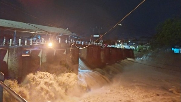 Siaga Bencana! Bendung Katulampa Bogor, Air 70 Cm Malam Ini