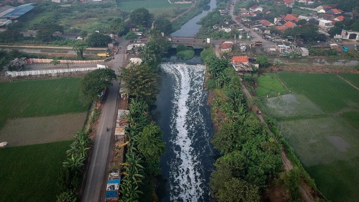Sungai Cirarab Kotor Bau? Andra Soni Minta DLHK Bertindak Cepat
