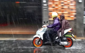 Tips Berkendara Motor Aman Musim Hujan: Hindari Bahaya Jalan Licin