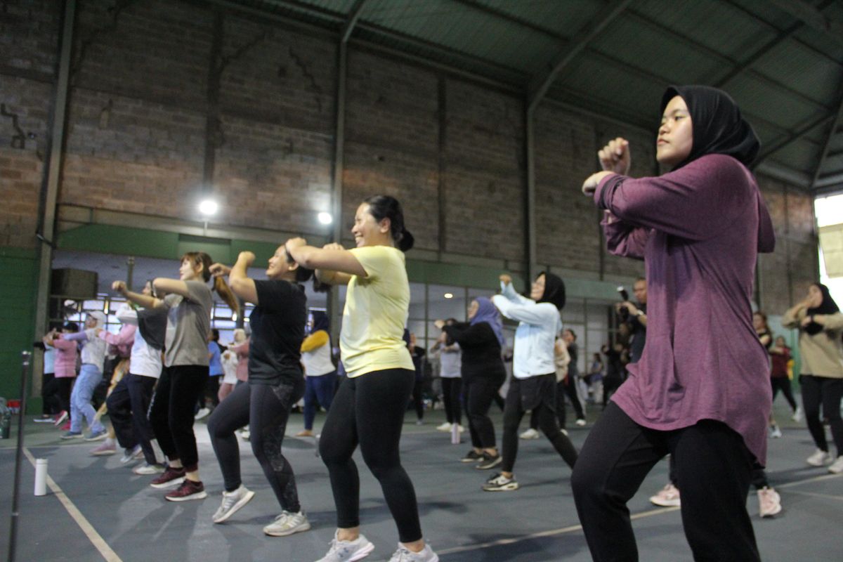 Zumba: 5 Manfaat Dahsyat Tubuh & Pikiran, Bikin Bahagia!