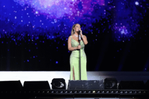 Inspirasi Gaya Panggung Mariah Carey: 5 Outfit Memukau