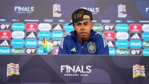 Misteri Topi Terbalik Lamine Yamal: Kisah di Baliknya?