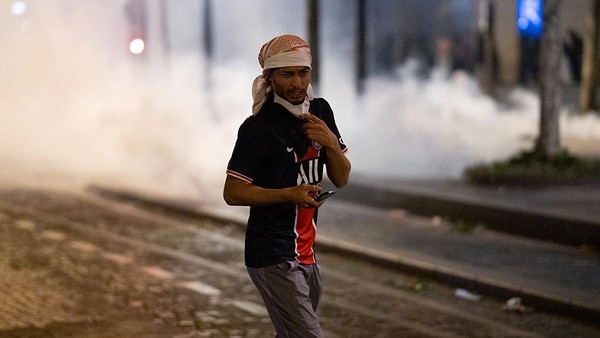 PSG Juara: Kerusuhan Suporter & Polisi Pecah Liar