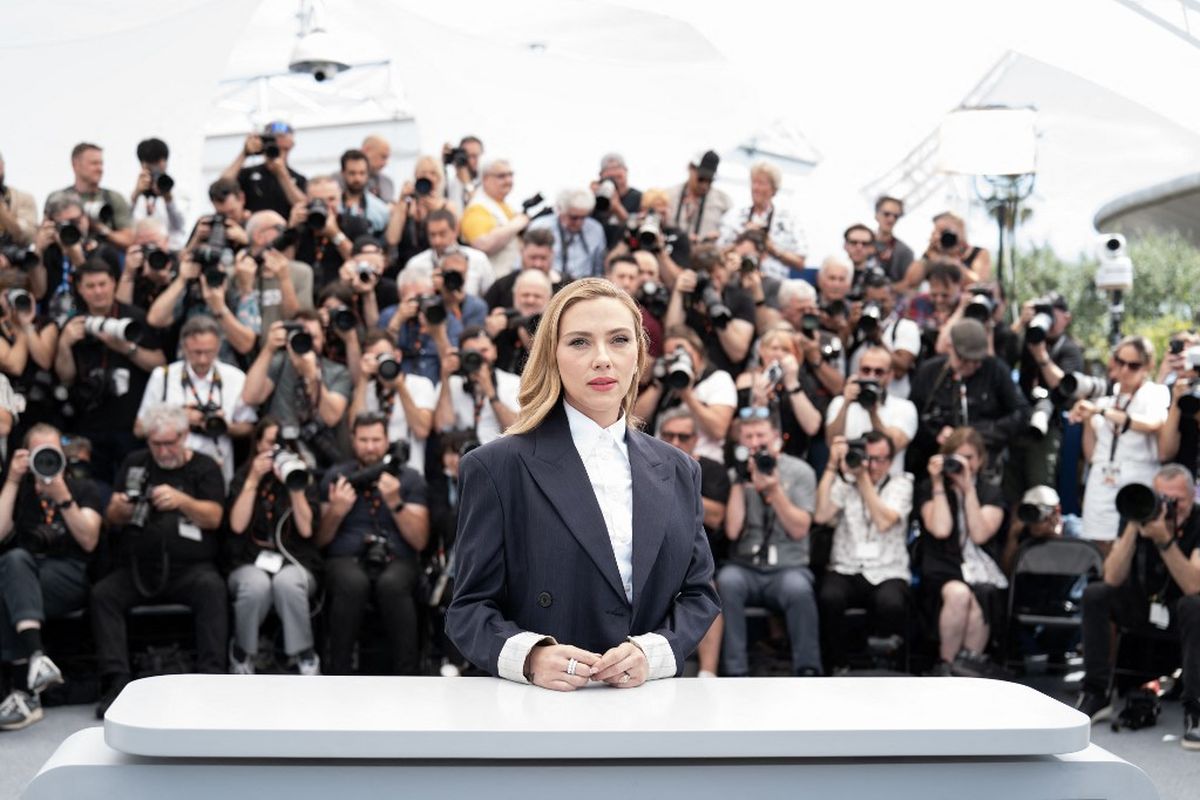 Scarlett Johansson memesona: Gaun reptil di premiere Jurassic World